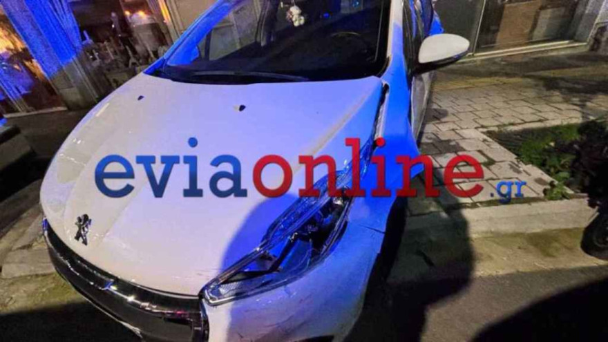 Σφοδρή σύγκρουση δύο αυτοκινήτων στη Χαλκίδα, το ένα έπεσε πάνω σε μηχανές