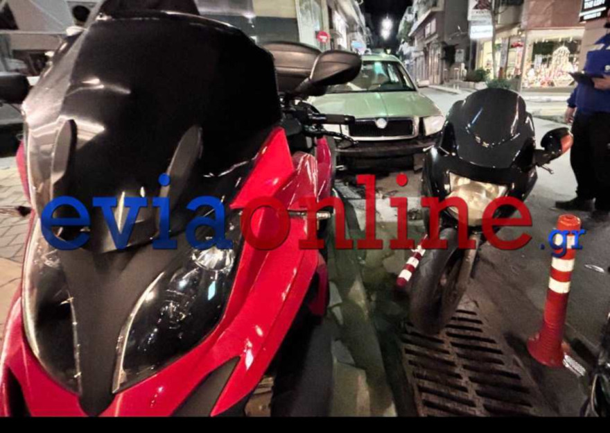 Σφοδρή σύγκρουση δύο αυτοκινήτων στη Χαλκίδα, το ένα έπεσε πάνω σε μηχανές