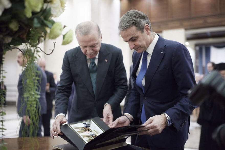 Τα παρασκήνια της συνάντησης Μητσοτάκη - Ερντογάν: Η γιγαντοοθόνη, τα κομπολόγια και η συζήτηση για τις κουζίνες Ελλάδας-Τουρκίας  