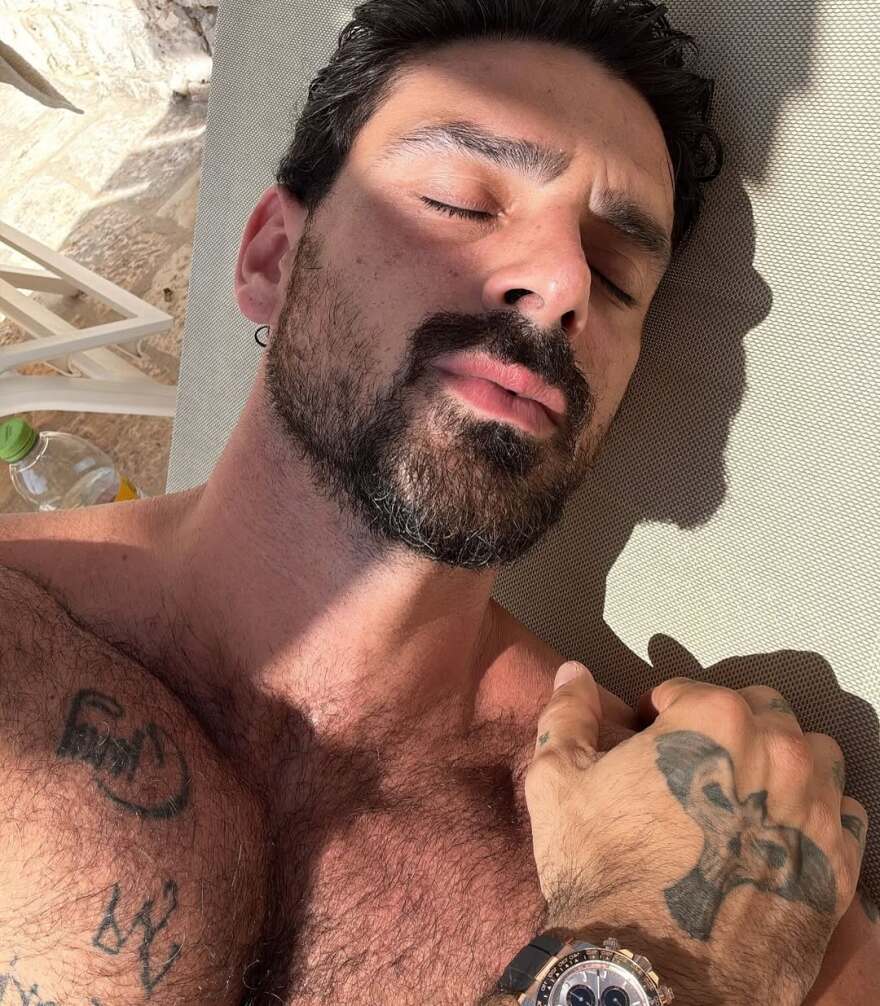 Ο Μικέλε Μορόνε ποζάρει γυμνός στο Instagram
