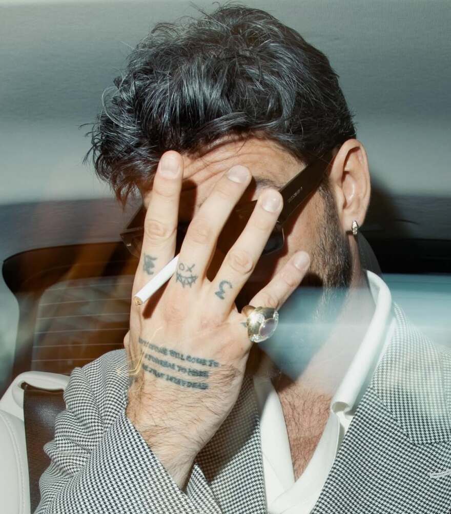 Ο Μικέλε Μορόνε ποζάρει γυμνός στο Instagram
