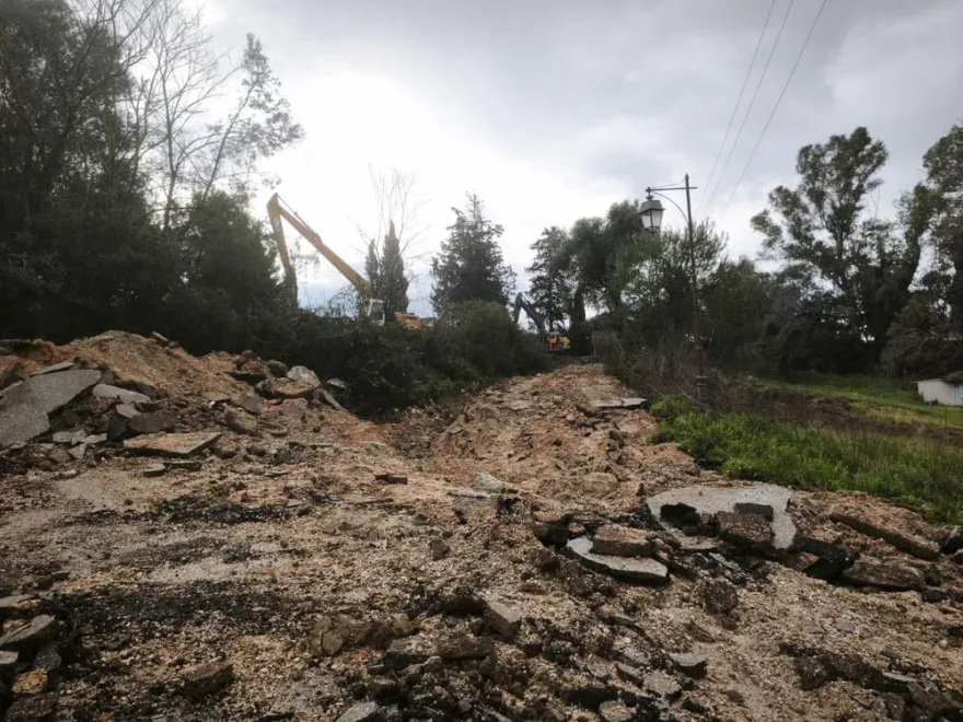 Στο έλεος της κακοκαιρίας η Πρέβεζα με κατολισθήσεις και πλημμύρες, στον «αέρα» ολόκληρο κατάστημα λόγω διάβρωσης του εδάφους