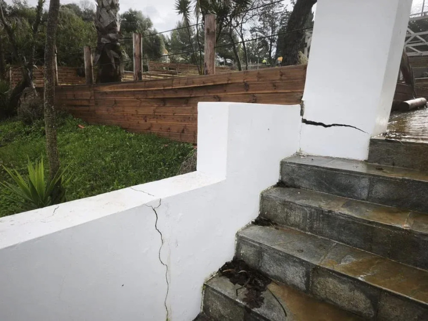 Στο έλεος της κακοκαιρίας η Πρέβεζα με κατολισθήσεις και πλημμύρες, στον «αέρα» ολόκληρο κατάστημα λόγω διάβρωσης του εδάφους