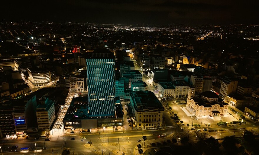 Η νύχτα στον Πειραιά αλλάζει χρώμα