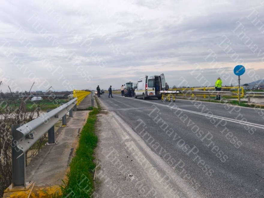 Μια τραυματίας από τροχαίο στον Τύρναβο: Καταπλακώθηκε από τρακτέρ που ήταν εν κινήσει, βίντεο και φωτογραφίες