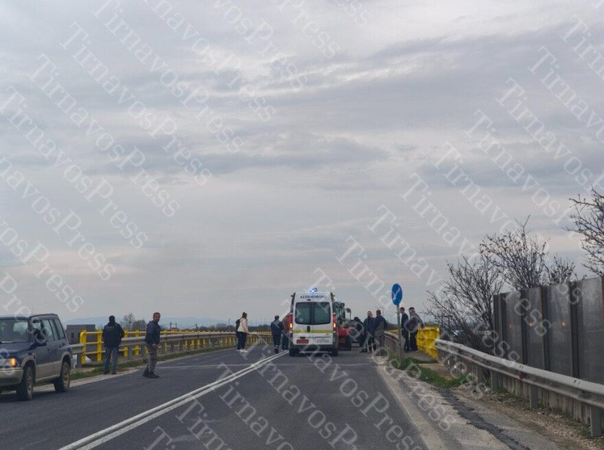 Μια τραυματίας από τροχαίο στον Τύρναβο: Καταπλακώθηκε από τρακτέρ που ήταν εν κινήσει, βίντεο και φωτογραφίες