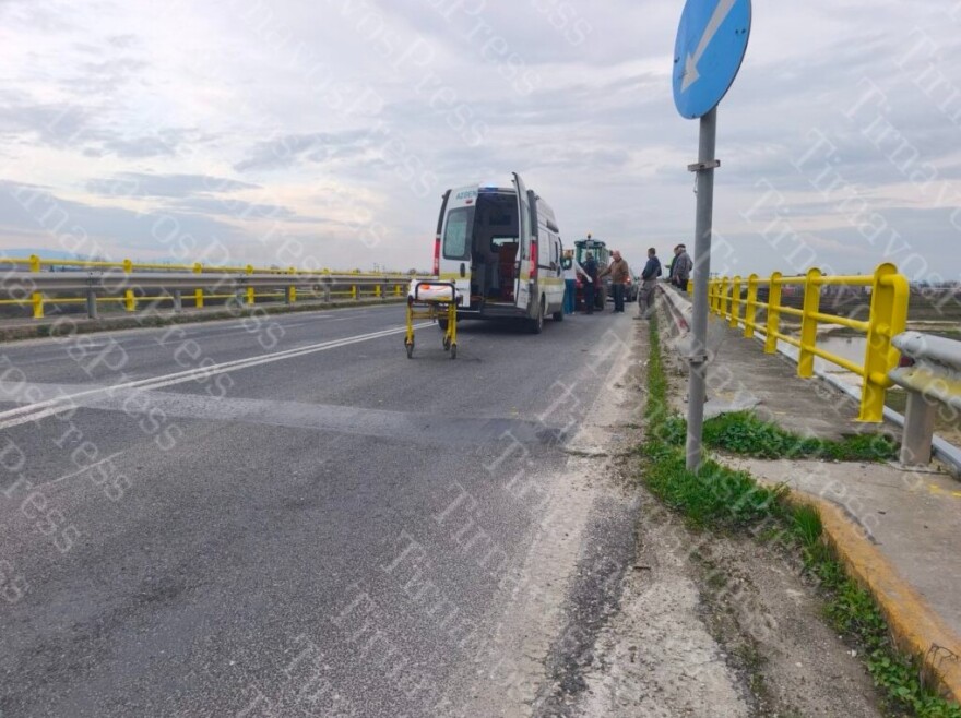 Μια τραυματίας από τροχαίο στον Τύρναβο: Καταπλακώθηκε από τρακτέρ που ήταν εν κινήσει, βίντεο και φωτογραφίες