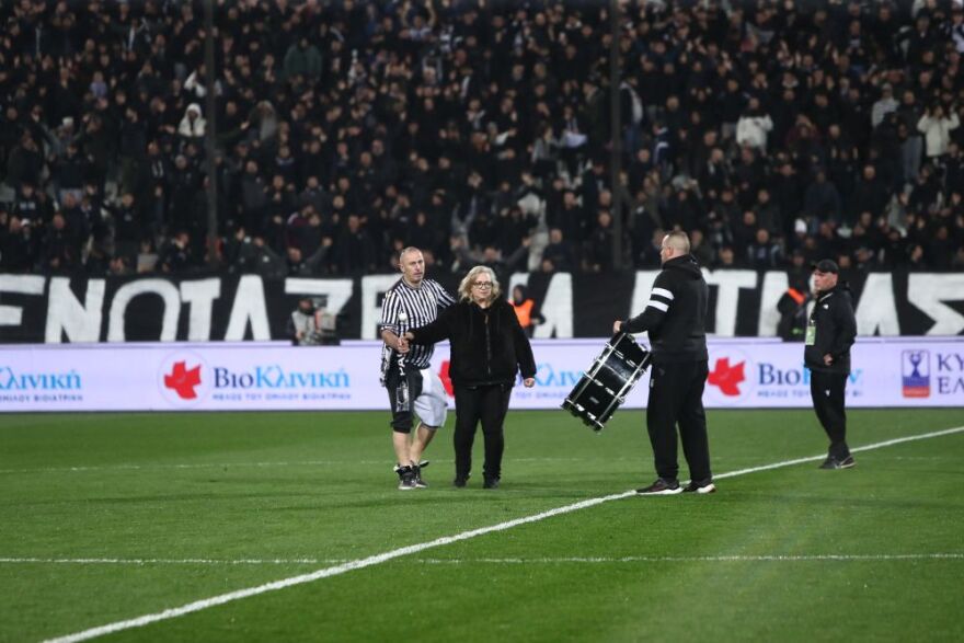 Ανατριχιαστική στιγμή: Μήτερα οπαδού του ΠΑΟΚ που σκοτώθηκε στη Ρουμανία, χτύπησε το τύμπανο στην Τούμπα, δείτε βίντεο