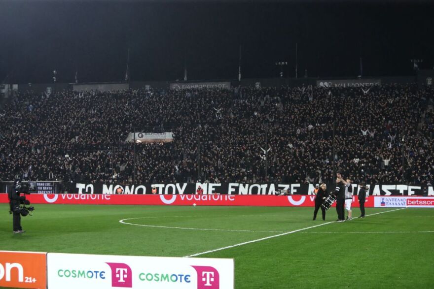 Ανατριχιαστική στιγμή: Μήτερα οπαδού του ΠΑΟΚ που σκοτώθηκε στη Ρουμανία, χτύπησε το τύμπανο στην Τούμπα, δείτε βίντεο