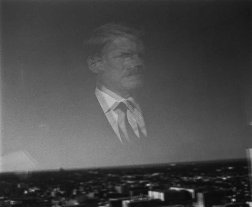 Γιώργος Λάνθιμος: Παρουσιάζεται η πρώτη έκθεση φωτογραφιών του με παρασκήνια από τα γυρίσματα και βόλτες στην Ελλάδα