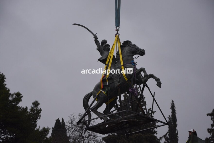 Τρίπολη: Μεταφέρθηκε για συντήρηση ο ανδριάντας του Κολοκοτρώνη, δείτε βίντεο