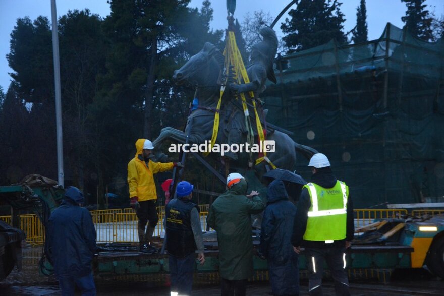 Τρίπολη: Μεταφέρθηκε για συντήρηση ο ανδριάντας του Κολοκοτρώνη, δείτε βίντεο