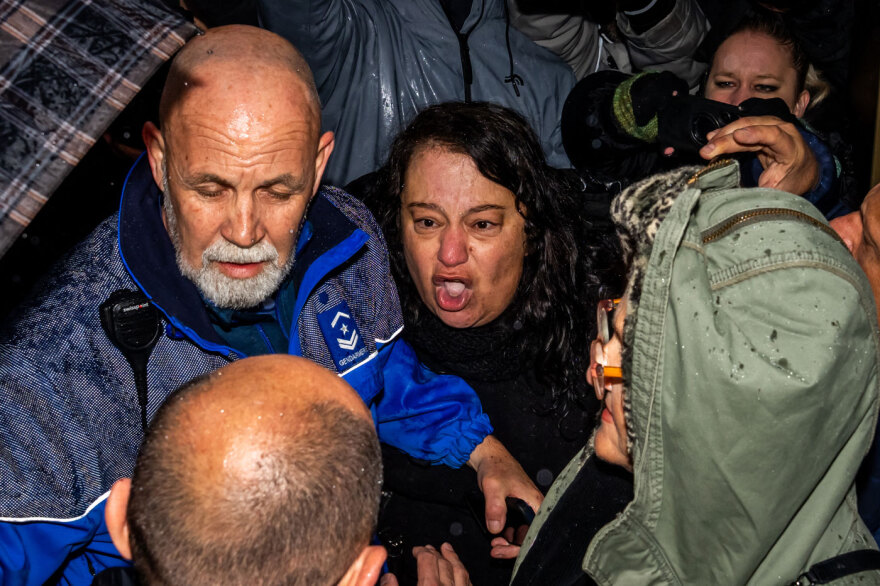 Εξοργισμένοι συγγενείς θυμάτων του κλαμπ στο Κραν Μοντανά περίμεναν τους ιδιοκτήτες στην εισαγγελία της Σιόν: Σπρωξίματα, φωνές και δάκρυα