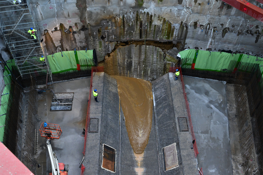 Με το Break on through των Doors και χειροκροτήματα ο μετροπόντικας Αθηνά στον Ευαγγελισμό για την επέκταση της γραμμής 4, βίντεο και φωτογραφίες