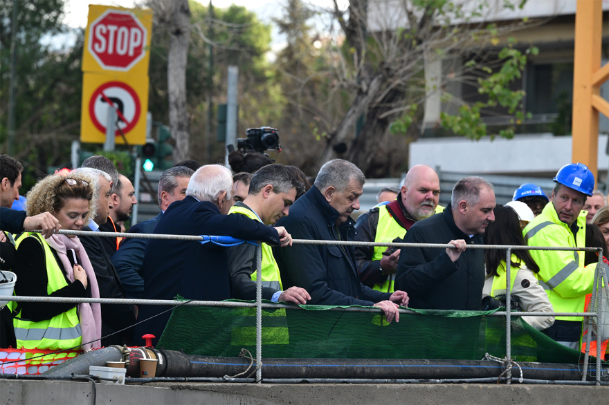 Με το Break on through των Doors και χειροκροτήματα ο μετροπόντικας Αθηνά στον Ευαγγελισμό για την επέκταση της γραμμής 4, βίντεο και φωτογραφίες