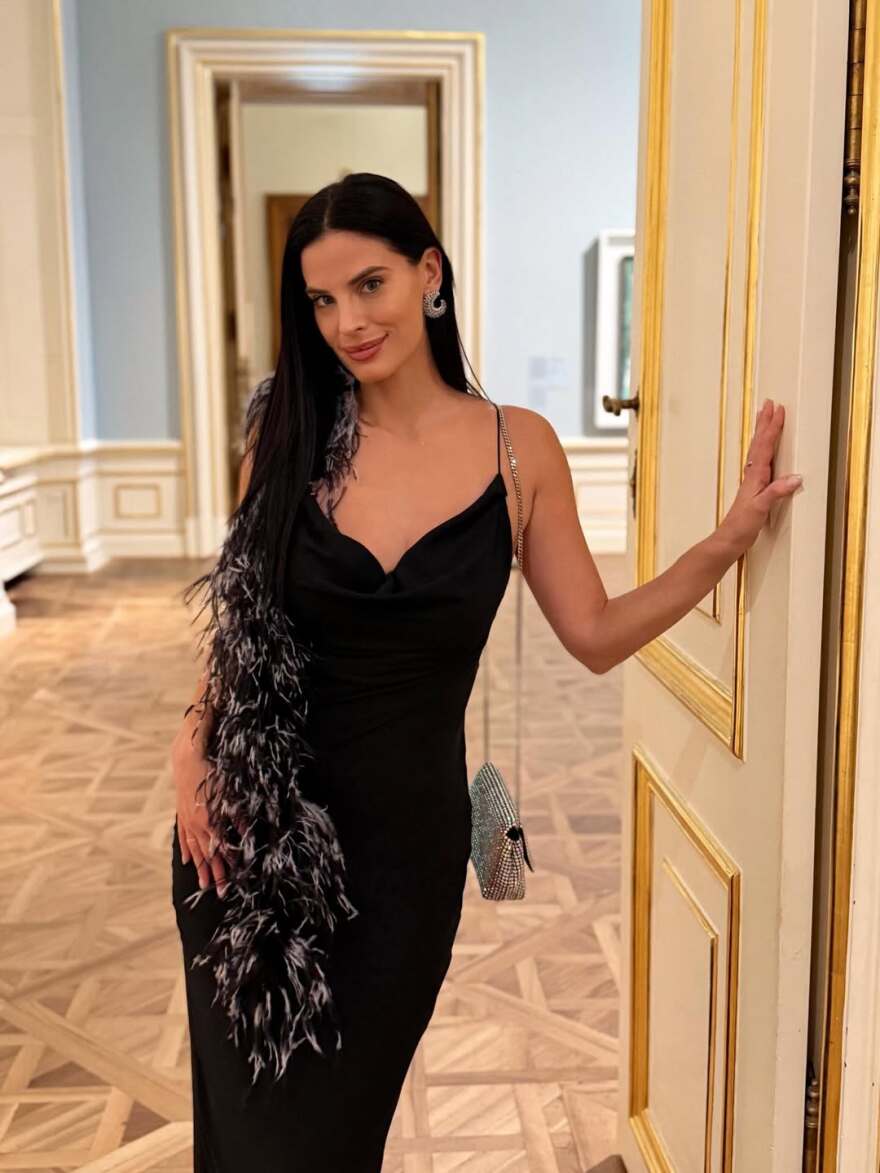 Ο Σάκης Τανιμανίδης αποθέωσε τη Χριστίνα Μπόμπα στο ταξίδι τους στη Βιέννη: «Δες τι γυναίκα θα κυκλοφορήσω», δείτε βίντεο
