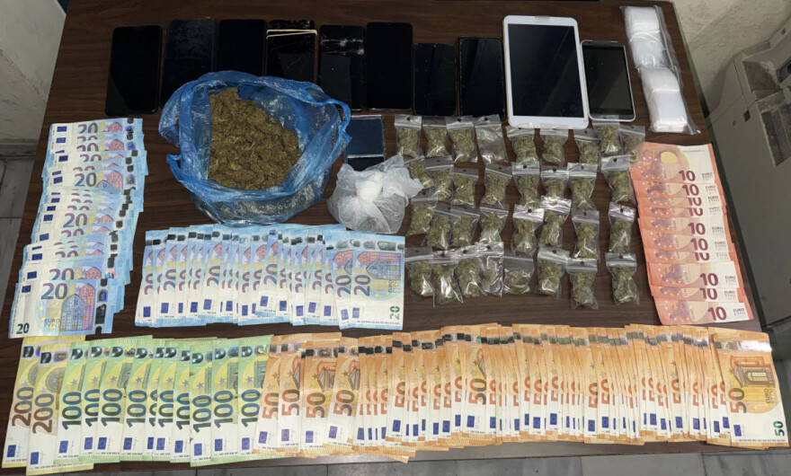 Αστυνομικοί στον Άγιο Παντελεήμονα πήγαν να ελέγξουν αλλοδαπό για ναρκωτικά και αυτός τους χτύπησε με κλωτσιές και μπουνιές, δύο συλλήψεις 