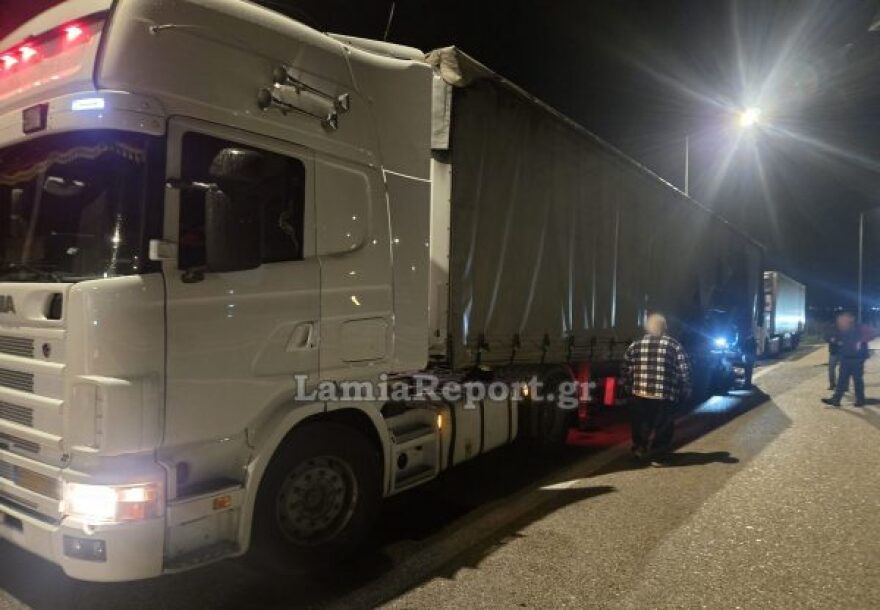 Νταλίκα έπιασε φωτιά εν κινήσει στην Εθνική Οδό, έβγαινε καπνός από τις ρόδες του φορτηγού
