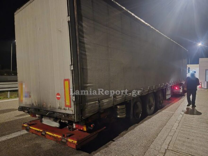 Νταλίκα έπιασε φωτιά εν κινήσει στην Εθνική Οδό, έβγαινε καπνός από τις ρόδες του φορτηγού
