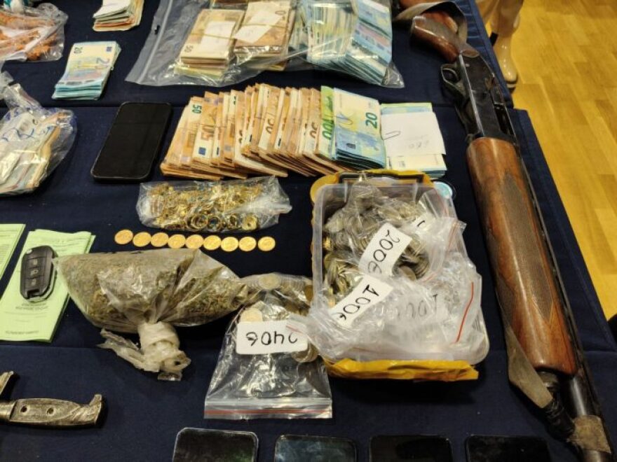 Ναρκωτικά, όπλα, μαχαίρια και μετρητά βρήκαν οι αστυνομικοί στους 13 που συνέλαβαν στη Μαγνησία, δείτε φωτογραφίες
