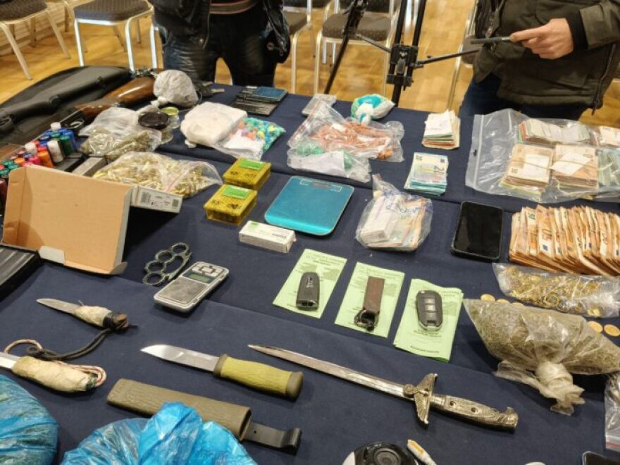 Ναρκωτικά, όπλα, μαχαίρια και μετρητά βρήκαν οι αστυνομικοί στους 13 που συνέλαβαν στη Μαγνησία, δείτε φωτογραφίες
