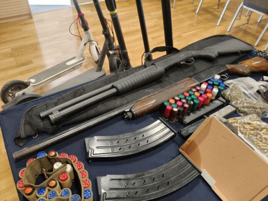 Ναρκωτικά, όπλα, μαχαίρια και μετρητά βρήκαν οι αστυνομικοί στους 13 που συνέλαβαν στη Μαγνησία, δείτε φωτογραφίες