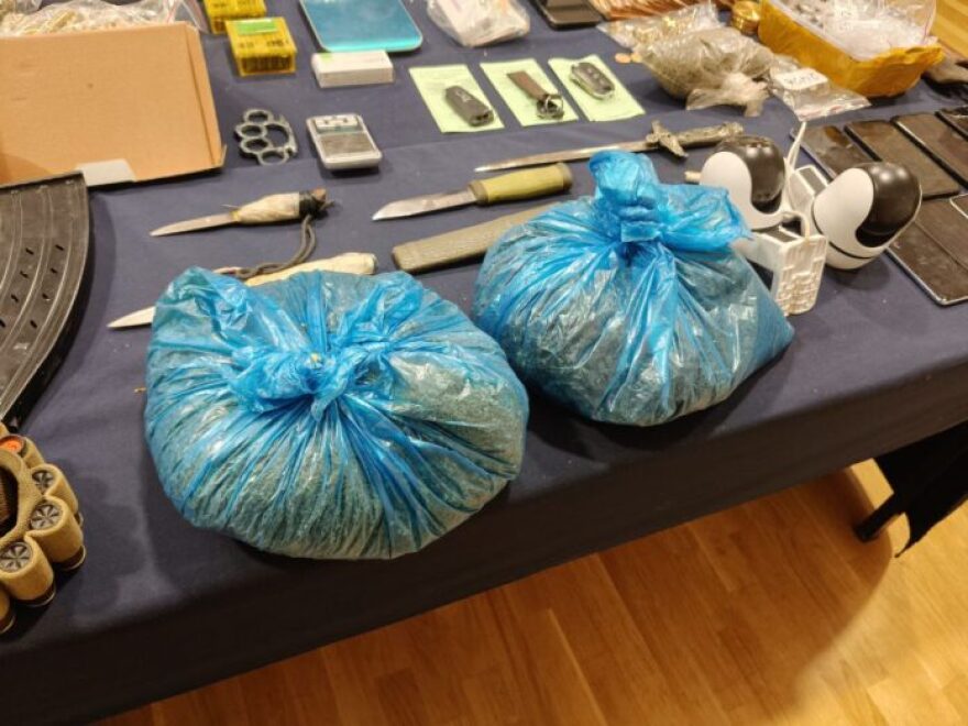 Ναρκωτικά, όπλα, μαχαίρια και μετρητά βρήκαν οι αστυνομικοί στους 13 που συνέλαβαν στη Μαγνησία, δείτε φωτογραφίες