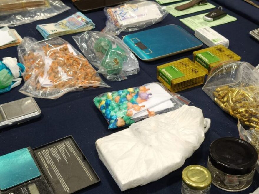 Ναρκωτικά, όπλα, μαχαίρια και μετρητά βρήκαν οι αστυνομικοί στους 13 που συνέλαβαν στη Μαγνησία, δείτε φωτογραφίες