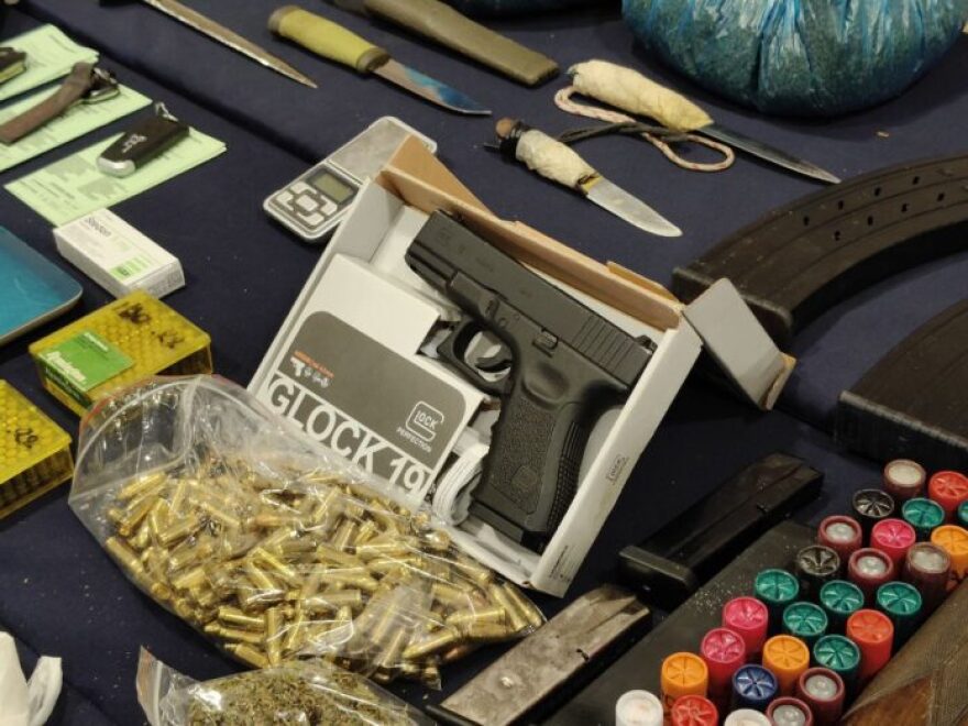 Ναρκωτικά, όπλα, μαχαίρια και μετρητά βρήκαν οι αστυνομικοί στους 13 που συνέλαβαν στη Μαγνησία, δείτε φωτογραφίες