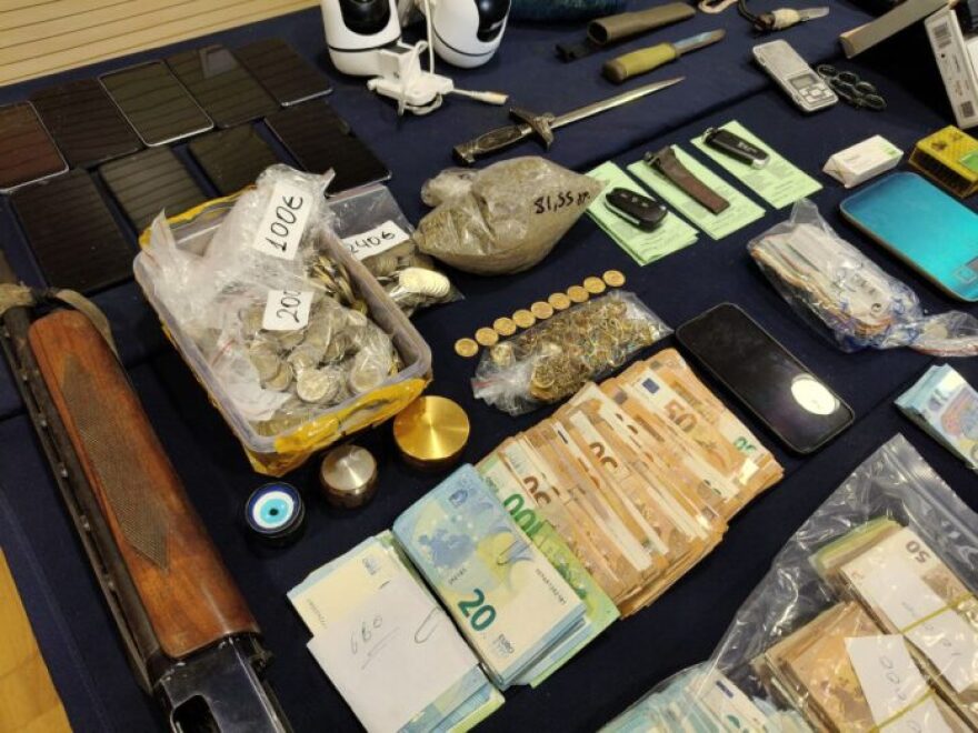 Ναρκωτικά, όπλα, μαχαίρια και μετρητά βρήκαν οι αστυνομικοί στους 13 που συνέλαβαν στη Μαγνησία, δείτε φωτογραφίες