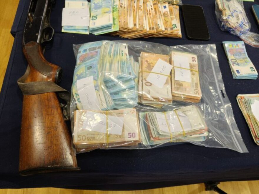 Ναρκωτικά, όπλα, μαχαίρια και μετρητά βρήκαν οι αστυνομικοί στους 13 που συνέλαβαν στη Μαγνησία, δείτε φωτογραφίες