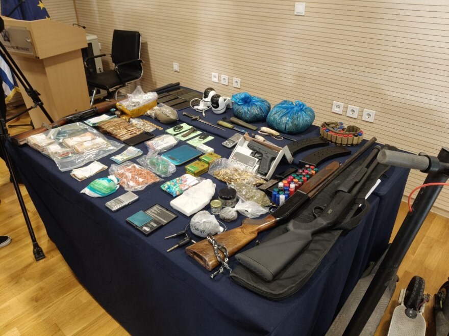 Ναρκωτικά, όπλα, μαχαίρια και μετρητά βρήκαν οι αστυνομικοί στους 13 που συνέλαβαν στη Μαγνησία, δείτε φωτογραφίες