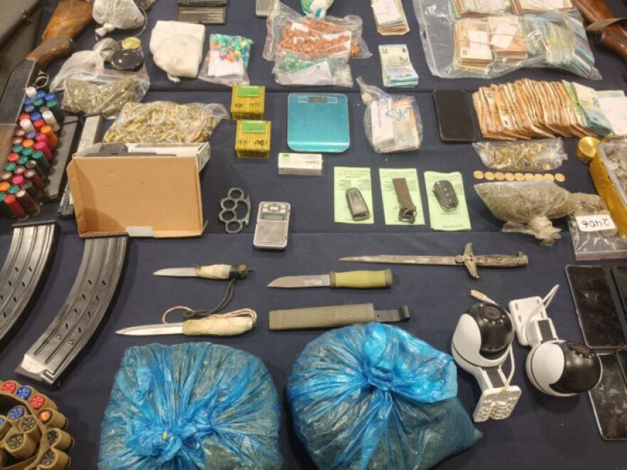 Ναρκωτικά, όπλα, μαχαίρια και μετρητά βρήκαν οι αστυνομικοί στους 13 που συνέλαβαν στη Μαγνησία, δείτε φωτογραφίες