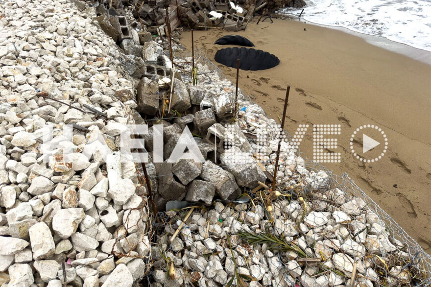 Σάρωσε Ηλεία και Αχαΐα η κακοκαιρία - Ανεμοστρόβιλος σήκωσε στέγαστρα, έσπασε τζαμαρίες, δρόμοι πλημμύρισαν
