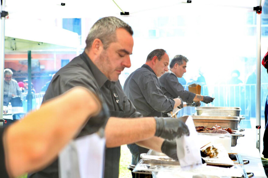 Τσικνοπέμπτη: Πήραν φωτιά οι ψησταριές στην Αθήνα, πάνω από 800 κιλά κρέας στη Βαρβάκειο αγορά