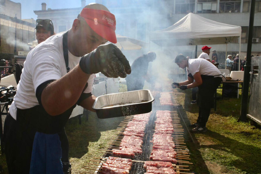 Τσικνοπέμπτη: Πήραν φωτιά οι ψησταριές στην Αθήνα, πάνω από 800 κιλά κρέας στη Βαρβάκειο αγορά