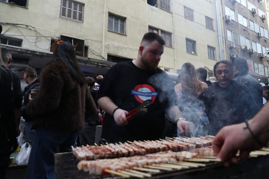 Τσικνοπέμπτη στη Θεσσαλονίκη: Το αδιαχώρητο στη Βασιλέως Ηρακλείου με ψησταριές και χορό, δείτε εικόνες