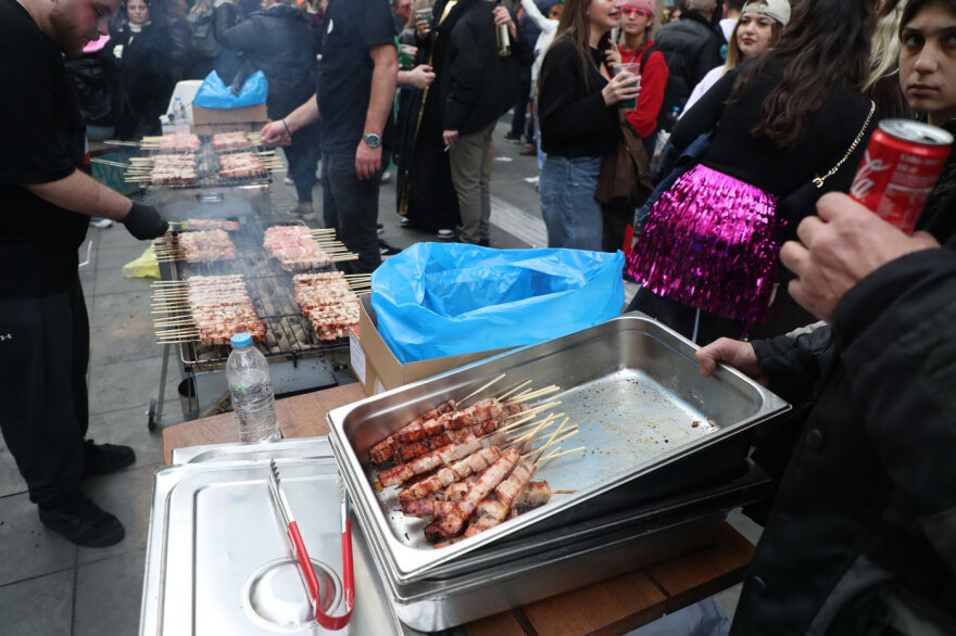 Τσικνοπέμπτη στη Θεσσαλονίκη: Το αδιαχώρητο στη Βασιλέως Ηρακλείου με ψησταριές και χορό, δείτε εικόνες