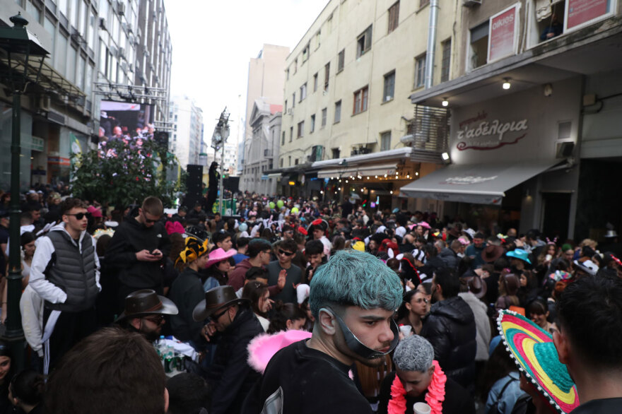 Τσικνοπέμπτη στη Θεσσαλονίκη: Το αδιαχώρητο στη Βασιλέως Ηρακλείου με ψησταριές και χορό, δείτε εικόνες