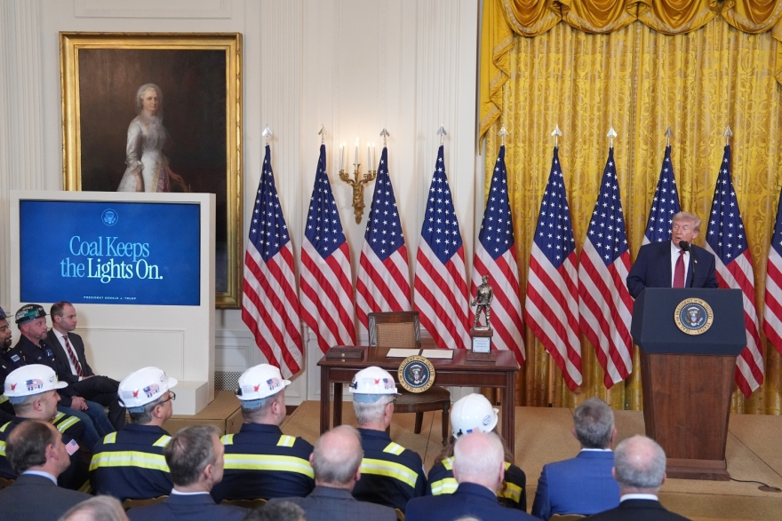 Τραμπ: Εντολή στις Ένοπλες Δυνάμεις των ΗΠΑ να τροφοδοτούνται με ρεύμα από μονάδες άνθρακα