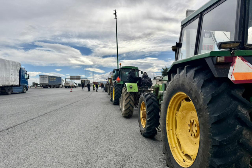 Από απολύμανση περνούν τα τρακτέρ στις πύλες της Αθήνας, έφτασαν τα πρώτα στα διόδια Αφιδνών, δείτε βίντεο
