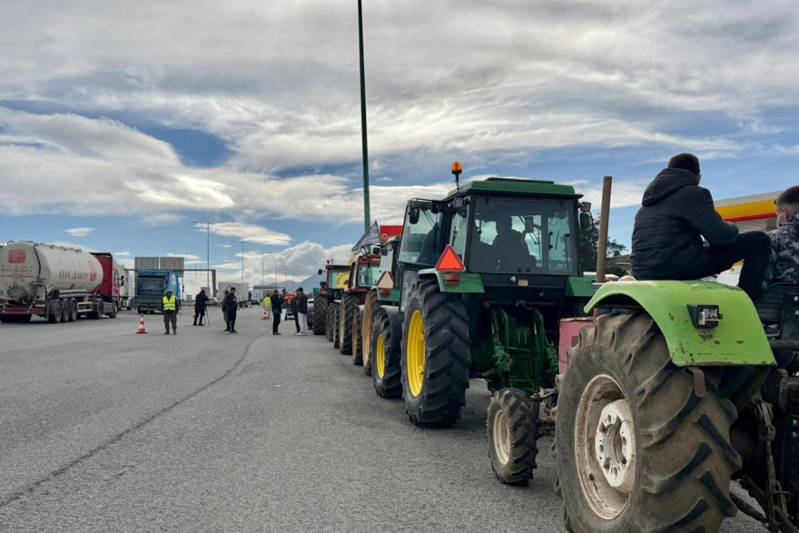 Από απολύμανση περνούν τα τρακτέρ στις πύλες της Αθήνας, έφτασαν τα πρώτα στα διόδια Αφιδνών, δείτε βίντεο
