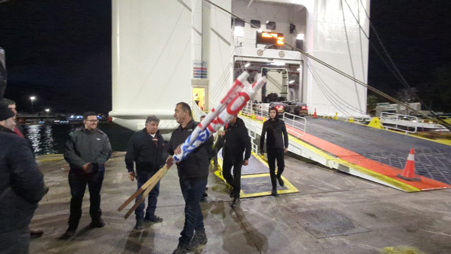 Οι αγρότες φόρτωσαν τα τρακτέρ στα φορτηγά και κατεβαίνουν στην Αθήνα, έφτασαν στον Πειραιά οι Κρητικοί
