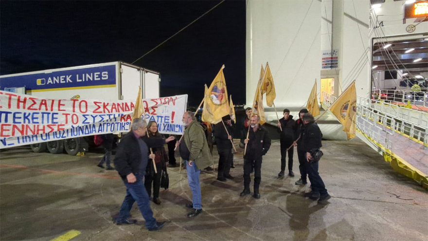 Οι αγρότες φόρτωσαν τα τρακτέρ στα φορτηγά και κατεβαίνουν στην Αθήνα, έφτασαν στον Πειραιά οι Κρητικοί 