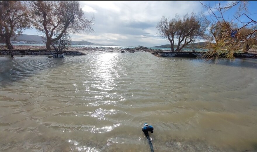Η θάλασσα βγήκε στη στεριά στην Πάρο: Πλημμύρισε η κεντρική πλατεία στην Παροικιά, βίντεο και φωτογραφίες
