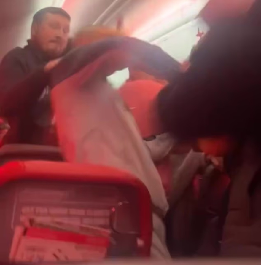 Χάος σε πτήση από Τουρκία για Μάντσεστερ με αίμα και... δόντια στο πάτωμα, δείτε βίντεο
