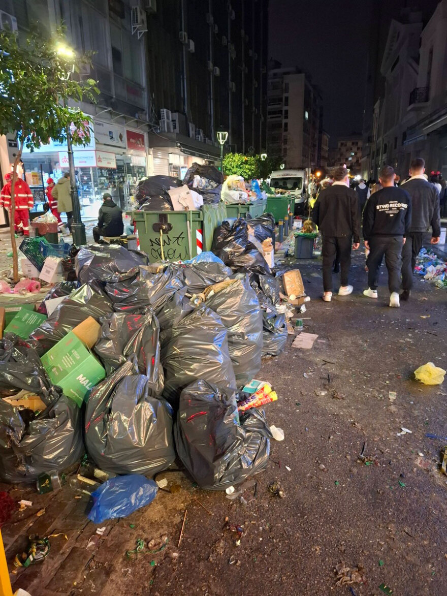 Θεσσαλονίκη: 15,5 τόνους περισσότερα σκουπίδια άφησε πίσω της η Τσικνοπέμπτη 12 Απίστευτες εικόνες στη Θεσσαλονίκη, γέμισαν σκουπίδια οι δρόμοι μετά την Τσικνοπέμπτη: Μάζεψαν 15,5 τόνους περισσότερα απορρίμματα