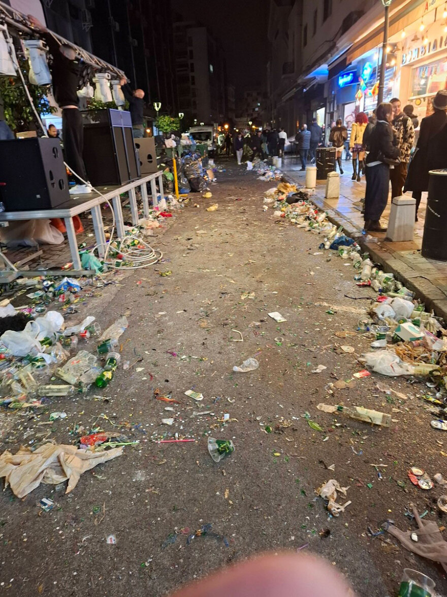 Θεσσαλονίκη: 15,5 τόνους περισσότερα σκουπίδια άφησε πίσω της η Τσικνοπέμπτη 11 Απίστευτες εικόνες στη Θεσσαλονίκη, γέμισαν σκουπίδια οι δρόμοι μετά την Τσικνοπέμπτη: Μάζεψαν 15,5 τόνους περισσότερα απορρίμματα