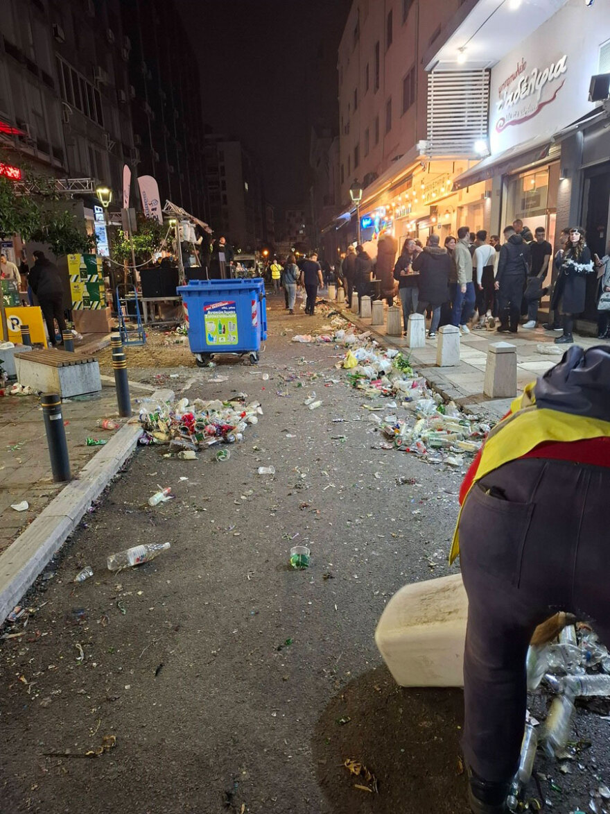 Θεσσαλονίκη: 15,5 τόνους περισσότερα σκουπίδια άφησε πίσω της η Τσικνοπέμπτη 10 Απίστευτες εικόνες στη Θεσσαλονίκη, γέμισαν σκουπίδια οι δρόμοι μετά την Τσικνοπέμπτη: Μάζεψαν 15,5 τόνους περισσότερα απορρίμματα