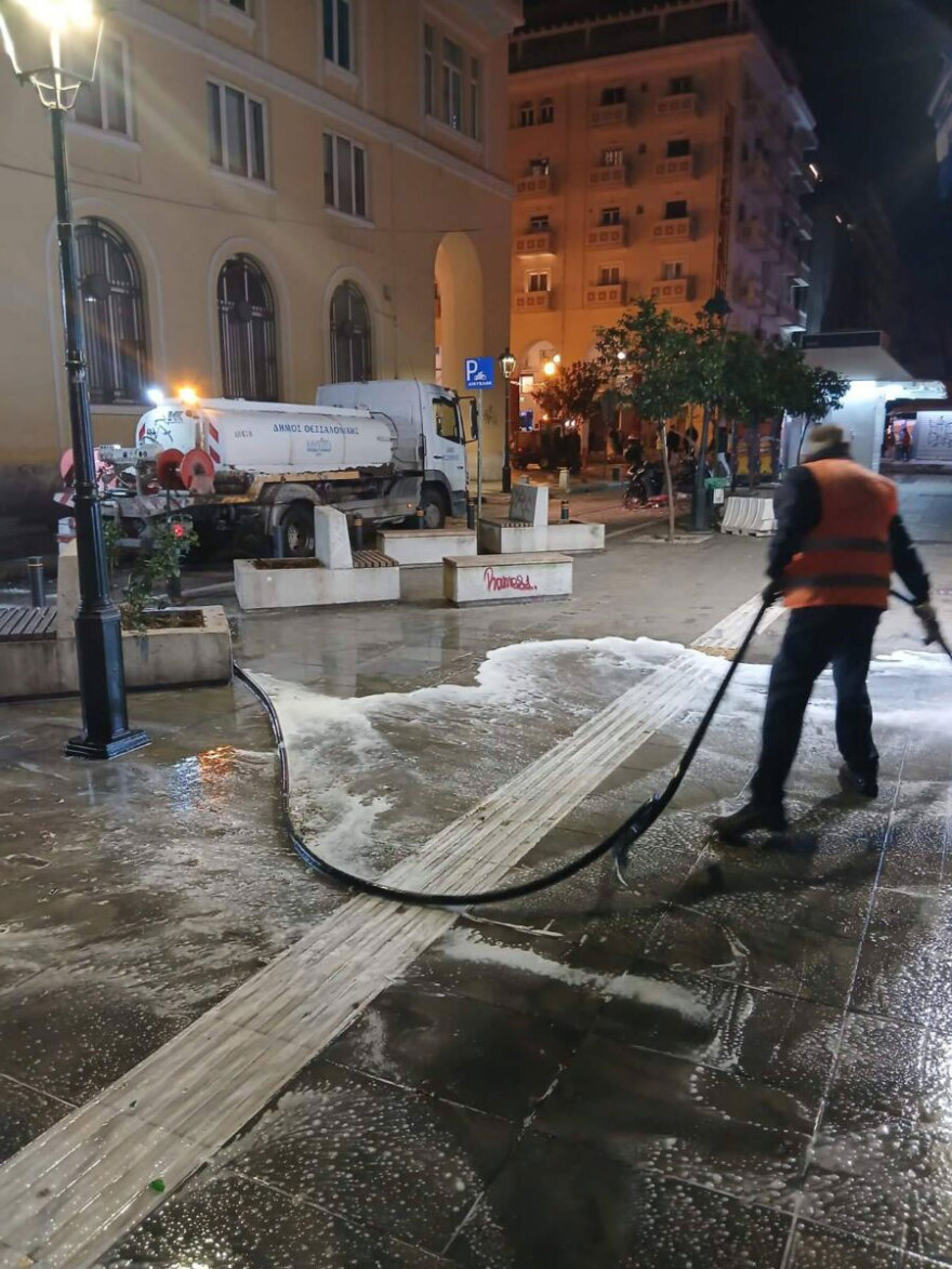 Θεσσαλονίκη: 15,5 τόνους περισσότερα σκουπίδια άφησε πίσω της η Τσικνοπέμπτη 18 Απίστευτες εικόνες στη Θεσσαλονίκη, γέμισαν σκουπίδια οι δρόμοι μετά την Τσικνοπέμπτη: Μάζεψαν 15,5 τόνους περισσότερα απορρίμματα